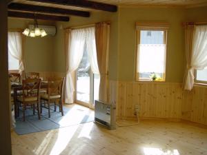 パイン板貼り天井に、アンティークビームでポイントをつけました。