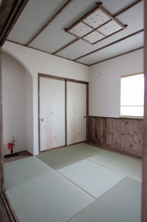 和室の照明は手造りで、手すきの和紙を貼ってます