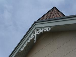 飾りの煙突にツタの形の妻飾りです