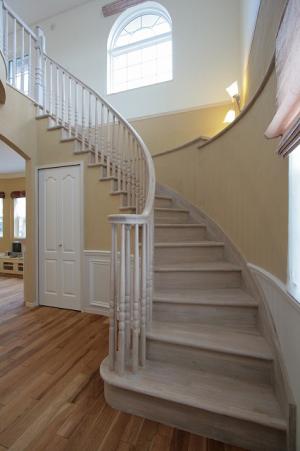 吹き抜けにカーブ階段で、採光と開放感
バッチリです