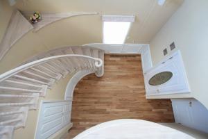 ２Fホールから撮りました、カーブ階段と
リビングドアがいいですねぇ＾＾