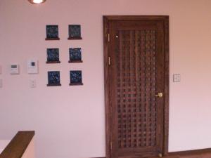 輸入の無垢ドアですがモダンに合ってますねぇ、隣のガラスブロックがポイントになってます