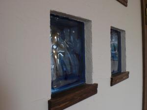 ガラスブロックのブルーと塗り壁の風合いが良い感じです