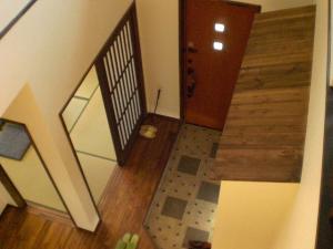 ２Fホールからの玄関と和室の入り口です
玄関収納の上は埃がたまるので屋根風に
パインフロアで造りました＾＾