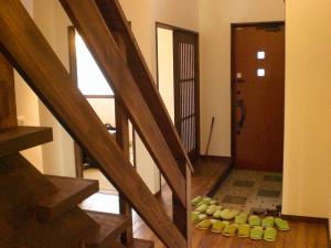 階段脇からの玄関です＾＾