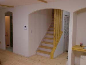 階段は踏み板と蹴込み板の色を変えました＾＾縦格子の手摺で開放感が出てますねぇ〜