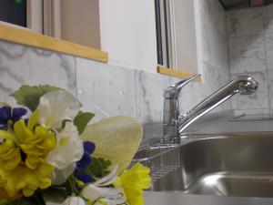 キッチンには白い大理石を貼って手入れのし易さと、可愛らしさを出してます。