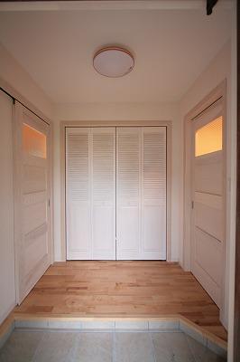 共有スペースのホールです。
左右で世帯がわかれる造りです。