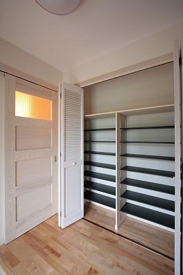 正面のクローゼットを開けると…
大容量のシューズクロークです!!