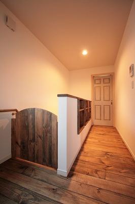 小さなお子様の転倒防止に柵を
つけました★廊下についた
本棚も好評でしたよ(^^)♪