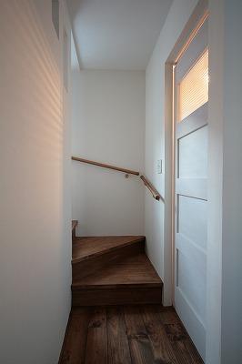 階段も輸入商品を使っています。
右側がトイレです。