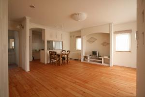 ＬＤＫ　中央にはテレビ台を作りつけ♪
事務所から持参したテレビは小さいですが>