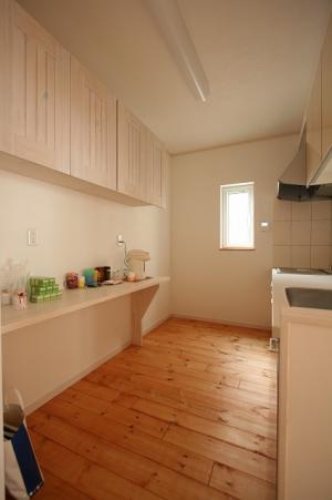 キッチン　作りつけの食器棚です♪