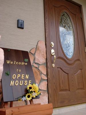 玄関はｸﾞﾗｽﾌｧｲﾊﾞｰの輸入のドアを使用