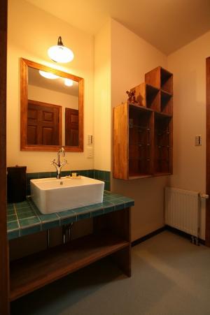 手作り洗面です。ブルーのタイルがかわいい☆
右側の棚も作り付けです(*^^)v