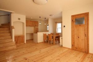 床、ドアなどクリアの塗装で
木の温もりがいっぱいです♪