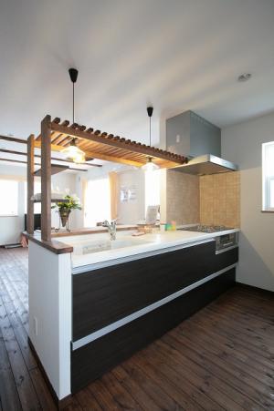 キッチンは室内に合わせて落ち着いた色合いに♪照明の影も素敵な雰囲気を出してます☆