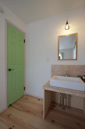 ２F　手作り洗面　トイレのドアはカラフルに♬
色も自由に選べるのがうれしいですね〜☆