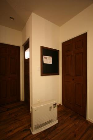 黒板は塗装して作りました☆
磁石の塗料も塗っているので手紙なども
貼っておけますので助かりますね☆