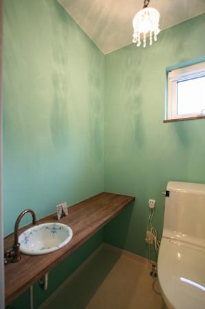 トイレ☆
グリーンの塗り壁にﾌﾟﾁｼｬﾝﾃﾞﾘｱが
マッチしていて素敵です♪
照明一つでも雰囲気が変わりますね〜☆