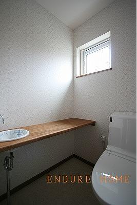 トイレ　花柄のクロスで
可愛らしく仕上がりました(*^^)