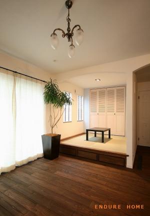 リビングには小上がりで和室もあり、
来客時も広く使えて重宝しますね◎