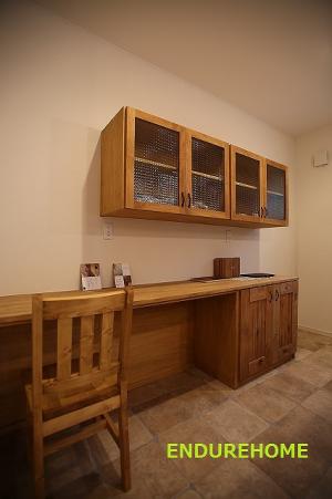 食器棚もオーダーでお造りしました！
扉も静かに閉まります！
床はイタリアタイルを貼りました♪
椅子を置いていただければ家事の合間に
ちょこっと休みたいときにも便利ですね(^^)