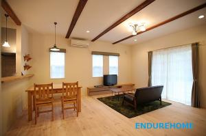 リビングダイニング
照明のシェードはグリーン
カーテンも優しいグリーン..
統一感が合って落ち着く空間です(*^^)