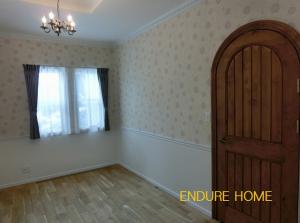 寝室の扉には無垢の扉を採用　
クロスも花柄にし落ち着きのある
エレガンスな雰囲気に＊