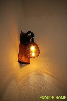 リビングのコーナー灯、シャンデリアとお揃いです＾＾