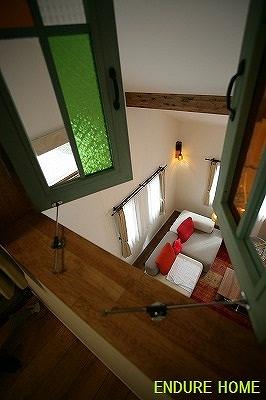 リビング勾配天井の小窓、色もガラスの組み合わせもカラフルです＾＾