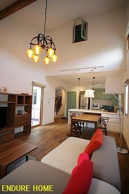 シャンデリアと２階の小窓がポイントですねぇ＾＾