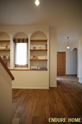 階段上がり口の飾り棚、アールで３分割のデザインにしました＾＾