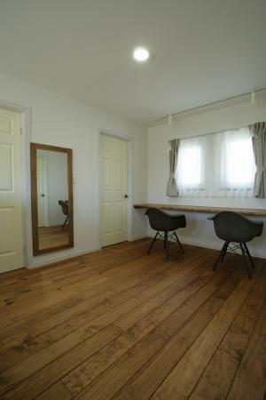 2階ホールも広々と設け、勉強スペースも確保　家中どこにいても暖かいので無駄なくご使用いただけます♪