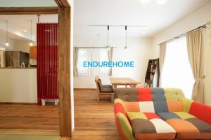 リビングに冷輻射兼用パネルを設置、
夏は風の無い木陰の涼しさを体感出来ます！色もレッドでポイントに＾＾