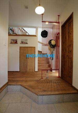 玄関ホールは階段の吹き抜けからの採光で明るく！