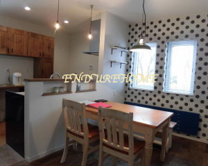 ダイニング　ドット柄のクロスに
パネルヒーターのブルーがカラフルで
可愛い空間です!(^^)!