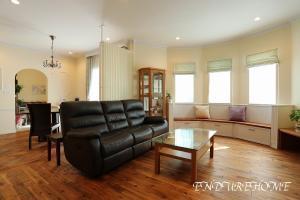 リビングの多角形部分には造作でベンチを作りました♪