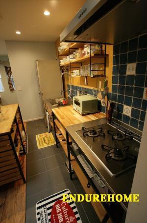 こちらのブルーのタイルひそかに人気です◎
コンロはガスでも電気でも可能です。