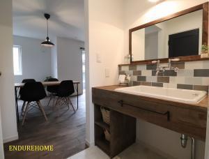 ダイニングのすぐそばにある洗面台
朝の身支度中も子どもたちの姿をすぐに確認することができます♪
タイルもお好きなものをお選びいただけます⌒*