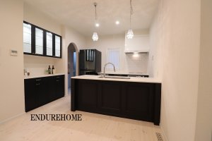 照明付きの造作カップボードが目を引くダイニングキッチン