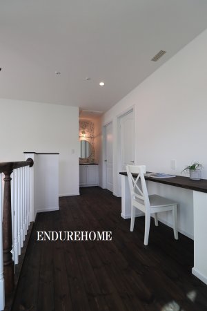 物干しスペースも兼ねた２Fホール　デスクスペースも設置したので使い勝手抜群‼