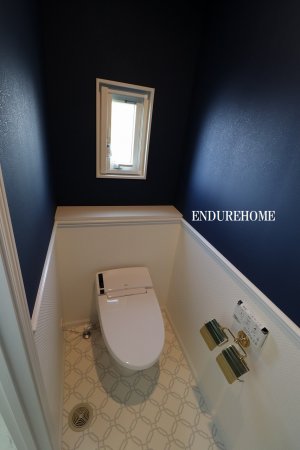 ゴールドのペーパーホルダーが映えるトイレ