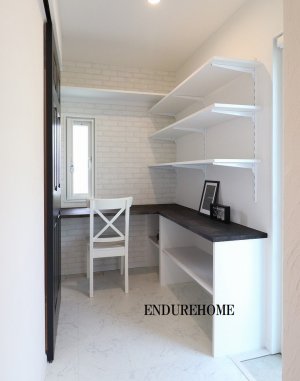 キッチン近くに設置したパントリー兼書斎スペース