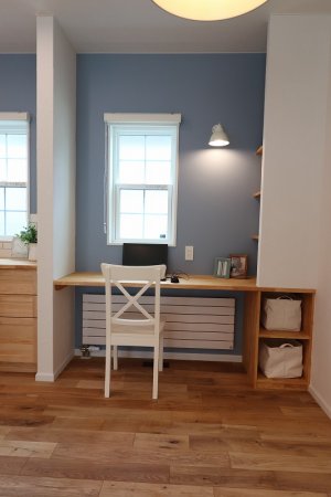 ダイニング近くにデスクコーナー
