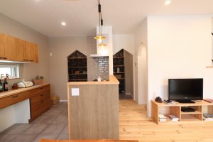 ホームベース形下がり壁