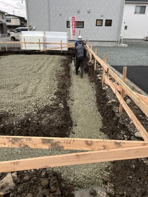 砕石入れ　転圧